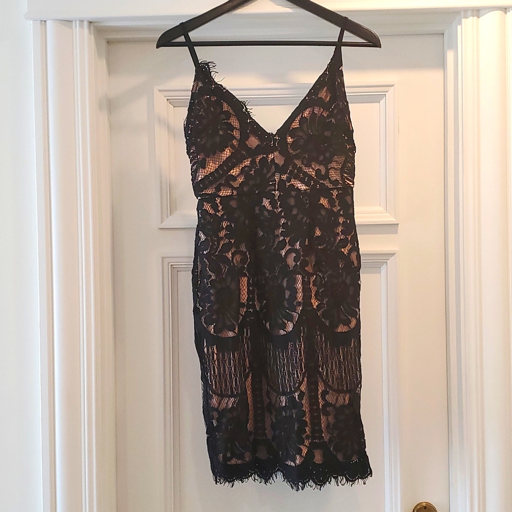 BNWT Room Service V-Neck Lack Bodycon Dress Size Small